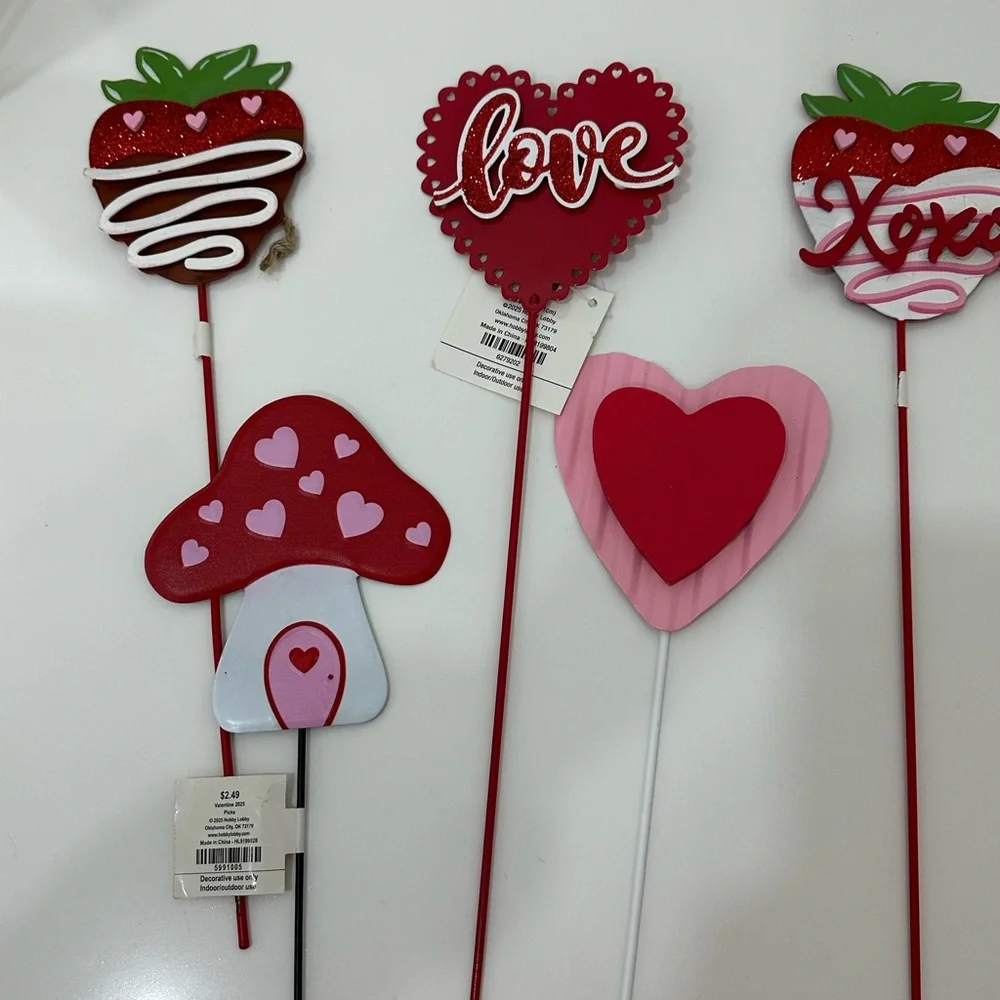🌸NEW ❤️ 5 Pieces Metal Picks Valentine's Day Heart and Love 14 inches tall.
